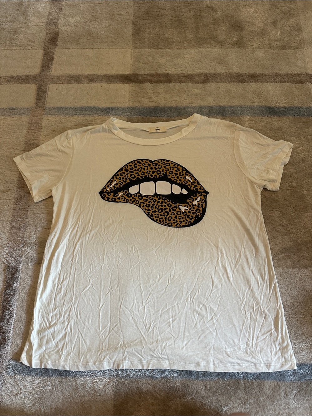 Entro Leopard Lip Graphic Tee